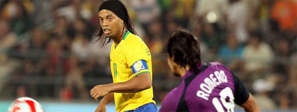 Fora de campo, Ronaldinho Gacho concentra elogios