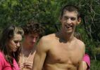 Michael Phelps mostra as medalhas