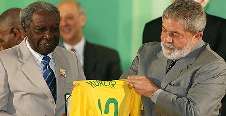 Moacir recebe de Lula camiseta da seleção com seu nome e medalha