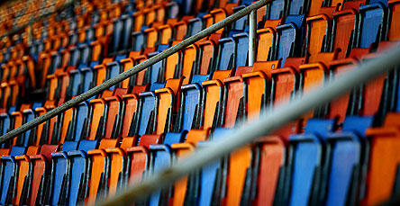 Cadeiras vazias da tribuna do estdio Rasunda, palco da final da Copa