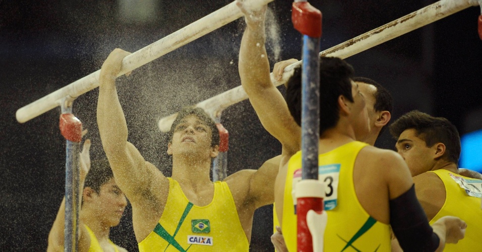 Brasileiros preparam as barras paralelas antes de se apresentarem no Pré-Olímpico de Londres