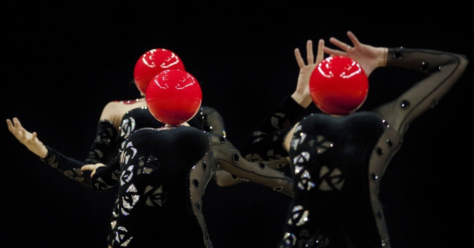 Bolas ocupam espaço das cabeças das ginastas ucranianas durante final por equipes do Pré-Olímpico