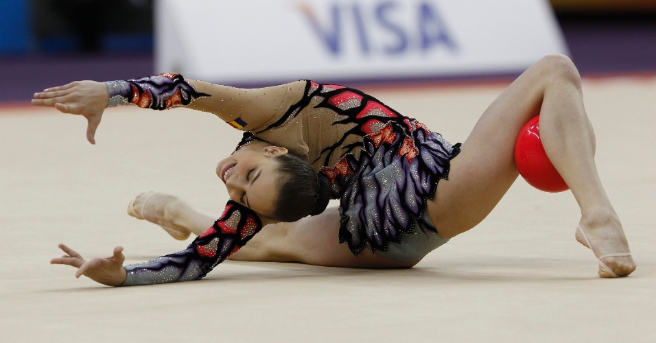 Romena Alexandra Piscupesc se contorce durante apresentação nas eliminatórias do Pré-Olímpico de ginástica rítmica