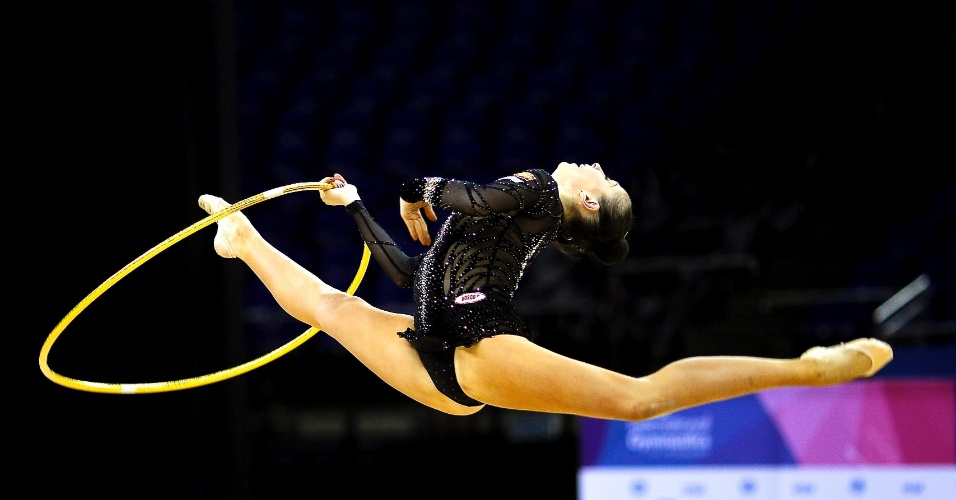 Russa Daria Kondakova faz seu exercício com o arco durante as eliminatórias do Pré-Olímpico