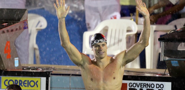 Cesar Cielo comemora, ainda na piscina, após vencer os 50 m borboleta em Belém - Satiro Sodré/AGIF