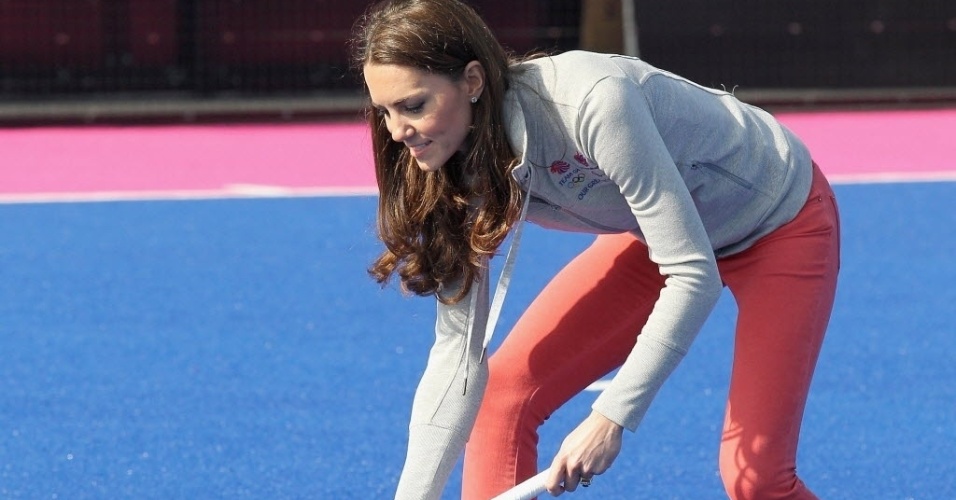 Kate Middleton, duquesa de Cambridge e esposa do príncipe William, do Reino Unido, aproveitou a visita ao parque olímpico de Londres para jogar hóquei com as integrantes da seleção feminina britânica