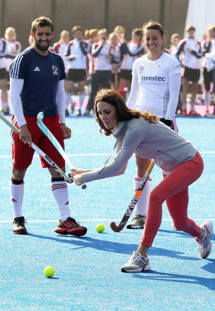 Kate Middleton, duquesa de Cambridge e esposa do príncipe William, do Reino Unido, aproveitou a visita ao parque olímpico de Londres para jogar hóquei com as integrantes da seleção feminina britânica