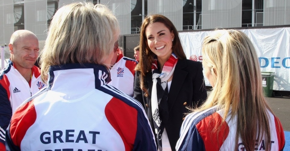 Kate Middleton, duquesa de Cambridge e esposa do príncipe William, do Reino Unido, cumprimenta membros da comissão técnica do time de hóquei sobre a grama feminino