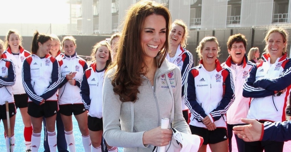 Kate Middleton, duquesa de Cambridge e esposa do príncipe William, do Reino Unido, posa ao lado das atletas do time de hóquei sobre a grama feminino