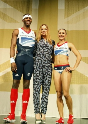 Stella McCartney posa ao lado de atletas do Reino Unido no lançamento do uniforme para a Olimpíada de Londres