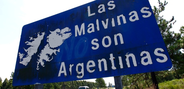 Placa com mensagem sobre as ilhas Malvinas perto da cidade argentina de Gualeguaychu (19/2/2012)