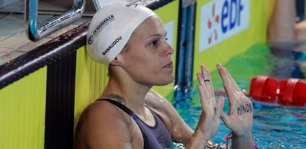 A nadadora Laure Manaudou celebra após se classificar para a Olimpíada de Londres