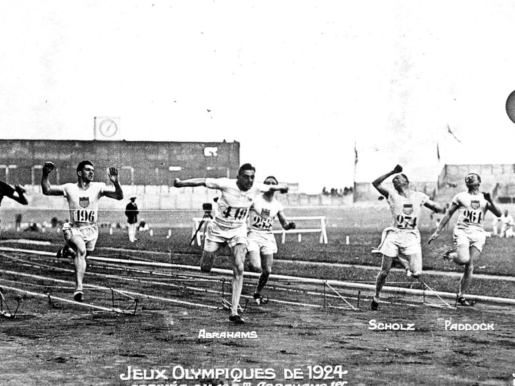Chegada da final dos 100 m dos Jogos Olímpicos de Paris-1924, vencida pelo britânico Harold Abrahams
